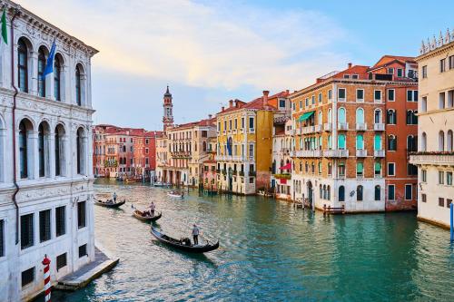 Top 5 most crowded tourist destinations in the world and equally interesting alternative places