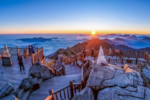Amazed with the spiritual compound on the highest mountain range in Viet Nam