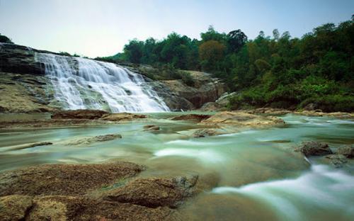 Nghe An tourism: Marvel at the wonderful beauty of Sao Va waterfall