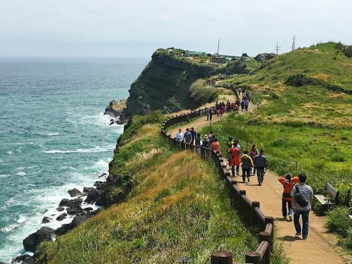 Young people flock to Jeju Island, South Korea to travel despite the pandemic