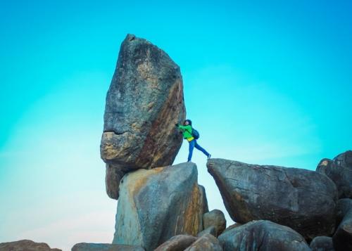 The precarious rock does not fall in Quy Nhon