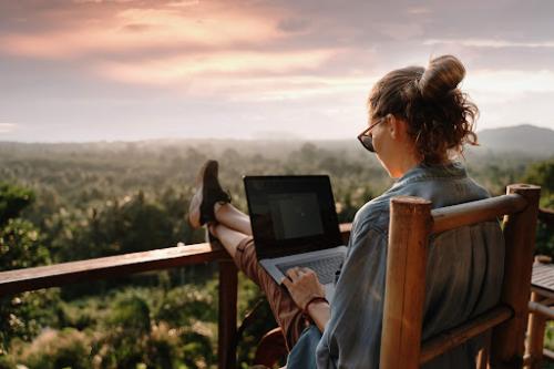 Work and travel at the same time with workation