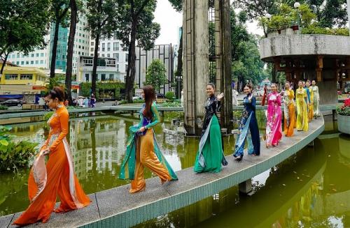 Ho Chi Minh city: Performing Ao Dai show on the streets