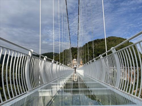 Bach Long Glass Bridge welcomes 15,000 visitors