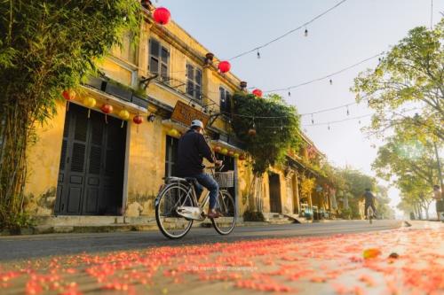 3 Notes on moving and staying with tourists on Tet holiday