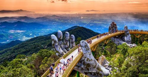 The Daily Mail announced that Da Nang Golden Bridge was ranked first in the new world wonders poll