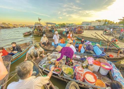 Everyone should definitely try to explore Cai Rang floating market in Can Tho once in a lifetime