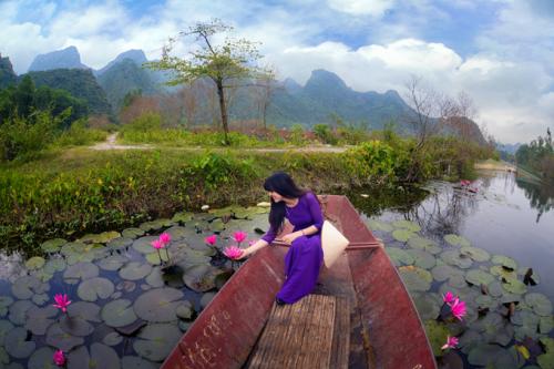 Charming beauty of Perfume Pagoda in autumn